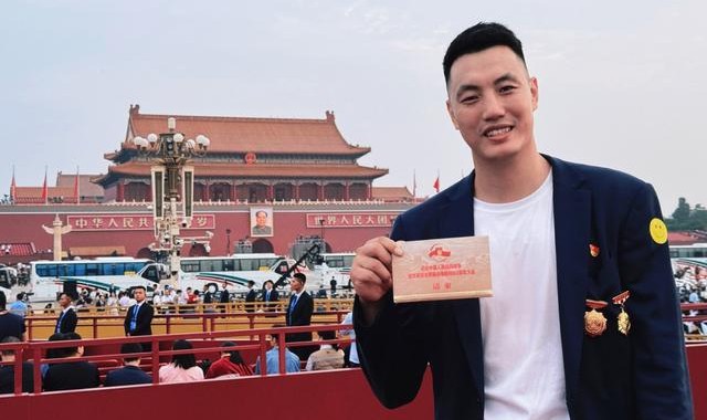 青年榜样，北京男篮队长翟晓川现场观礼阅兵仪式