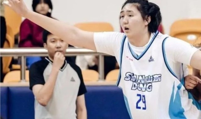 18岁2米26中锋打出巨星水平！7分46秒，12投9中 轰19分10板