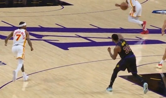 皇冠体育网址-就用了3秒！斯玛特拿到篮板后场单臂甩传詹姆斯暴扣